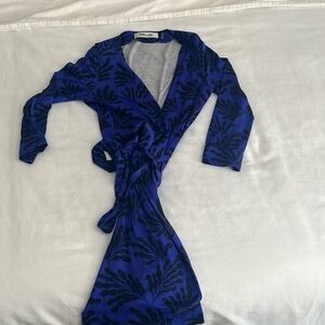 Diane Von Furstenberg Floral Print Wrap Dress: Size 6